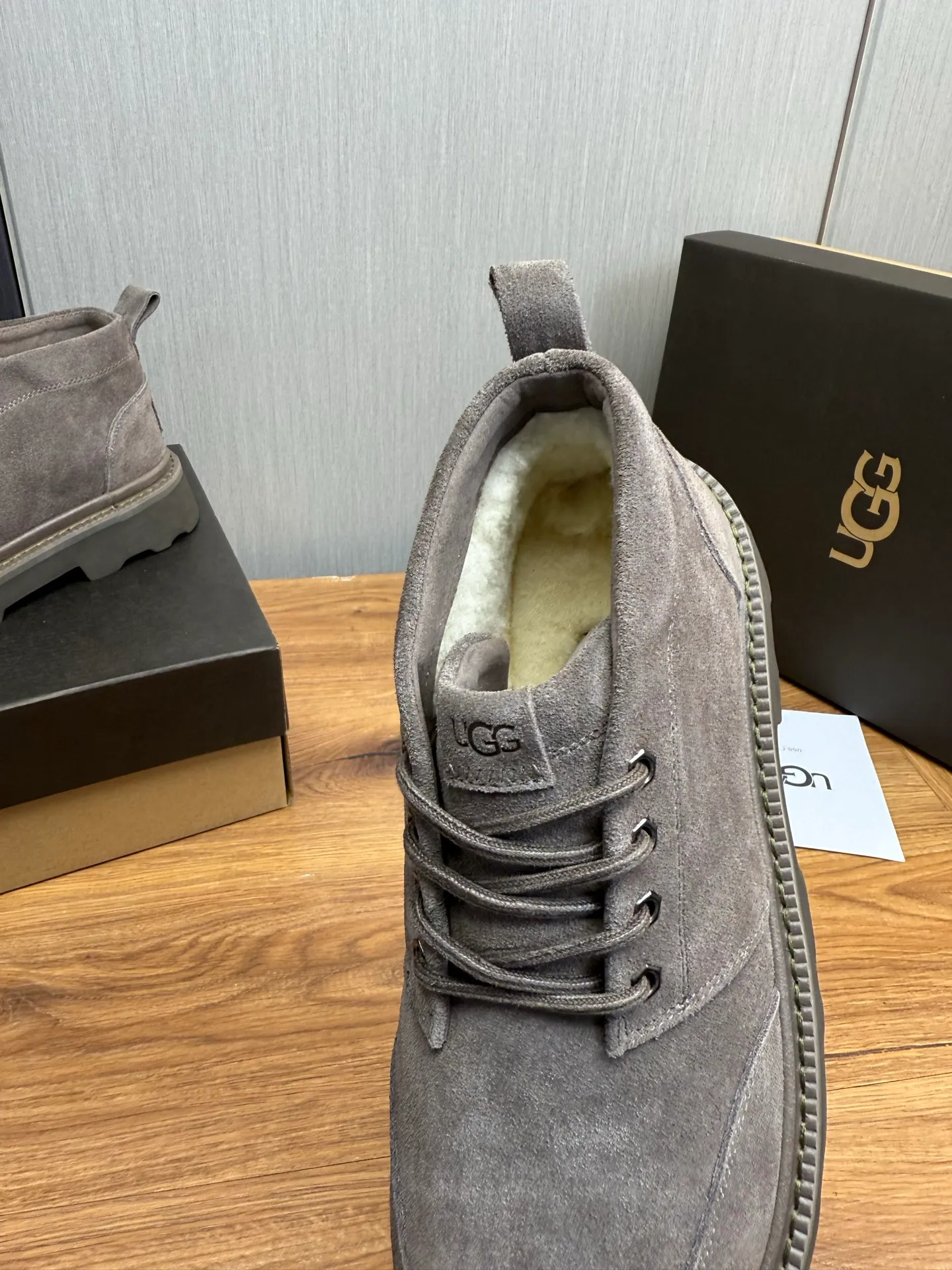 Men's shoes 💰620💰 New UGG fur integrated men's simple and fashionable snow boots. The most worth buying at the end of this year are warm casual shoes. Whether you are out and about at home, their comfortable and warm performance will be your most suitable fashion companion! The material is cowhide upper and imported wool is used inside. Warm and comfortable! The eva+ rubber patch outsole is cushioned, non-slip and wear-resistant, and has good elasticity. It is light and wear-resistant, comfortable and soft, and the new simple cut is more fashionable. It has both practicality and fashion sense, so you no longer have to worry about how to match it in winter, while still maintaining your fashionable taste. High-quality genuine wool. Look at the details for the material! Size: 39-40-41-42-43-44-44 sneaker size